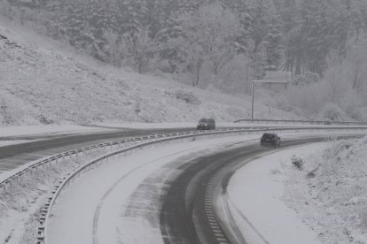 La carretera CL-631 entre Ponferada y Villablino (León), afectada por el temporal de nieve.
