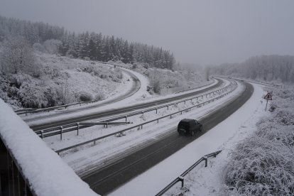 La carretera CL-631 entre Ponferada y Villablino (León), afectada por el temporal de nieve.