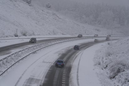 La carretera CL-631 entre Ponferada y Villablino (León), afectada por el temporal de nieve.