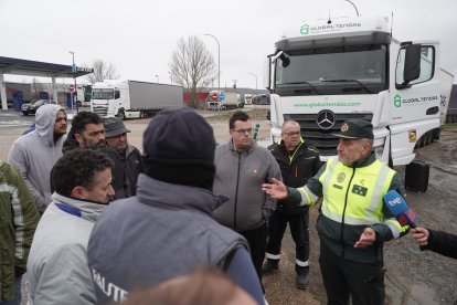 Embolsamiento de camiones en la A-52 en Quintanilla de Urz (Zamora).