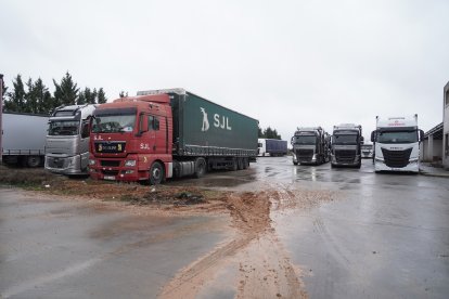 Embolsamiento de camiones en la A-52 en Quintanilla de Urz (Zamora).