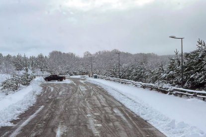 Las carreteras de acceso a Lubián y Hermisende, en Zamora, han presentado dificultades para la circulación debido a la nieve