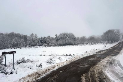 Las carreteras de acceso a Lubián y Hermisende, en Zamora, han presentado dificultades para la circulación debido a la nieve