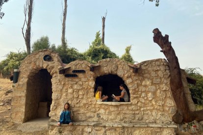 Transformación de la caseta anexa de la Fuente de San Quinces en una biblioteca verde