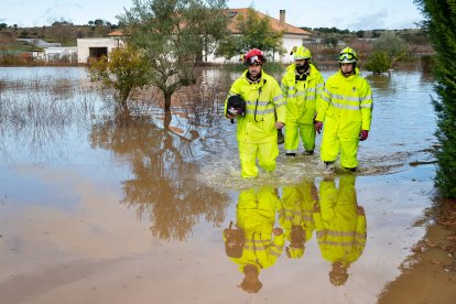 Las intensas lluvias caídas en las últimas horas han provocado el corte de varias carreteras en Ciudad Rodrigo (Salamanca), debido al desbordamiento de agua en la calzada.