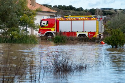 Las intensas lluvias caídas en las últimas horas han provocado el corte de varias carreteras en Ciudad Rodrigo (Salamanca), debido al desbordamiento de agua en la calzada.