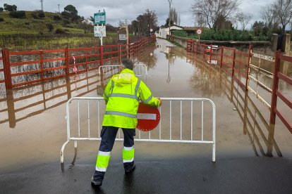 Las intensas lluvias caídas en las últimas horas han provocado el corte de varias carreteras en Ciudad Rodrigo (Salamanca), debido al desbordamiento de agua en la calzada.