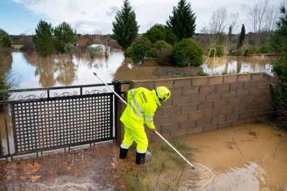 Las intensas lluvias caídas en las últimas horas han provocado el corte de varias carreteras en Ciudad Rodrigo (Salamanca), debido al desbordamiento de agua en la calzada.