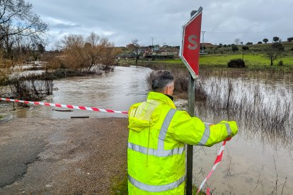 Las intensas lluvias caídas en las últimas horas han provocado el corte de varias carreteras en Ciudad Rodrigo (Salamanca), debido al desbordamiento de agua en la calzada.