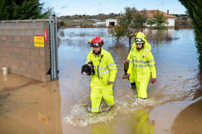 Las intensas lluvias caídas en las últimas horas han provocado el corte de varias carreteras en Ciudad Rodrigo (Salamanca), debido al desbordamiento de agua en la calzada.
