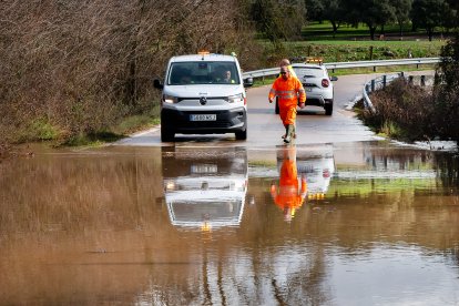 Las intensas lluvias caídas en las últimas horas han provocado el corte de varias carreteras en Ciudad Rodrigo (Salamanca), debido al desbordamiento de agua en la calzada.