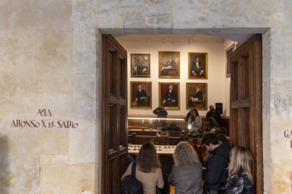 La nueva galería de retratos de rectores, instalada en el Aula Alfonso X de las Escuelas Mayores.