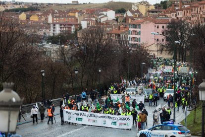Manifestación a pie y con tractores en el acueducto de Segovia