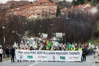 Manifestación a pie y con tractores en el acueducto de Segovia