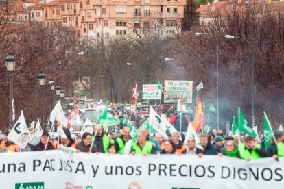 Manifestación a pie y con tractores en el acueducto de Segovia