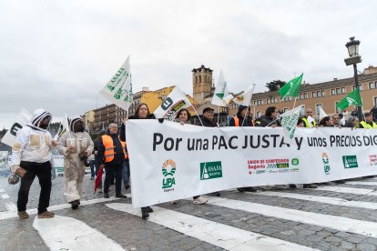 Manifestación a pie y con tractores en el acueducto de Segovia