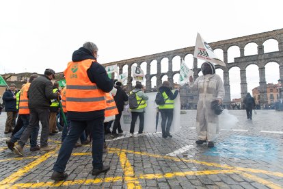Manifestación a pie y con tractores en el acueducto de Segovia