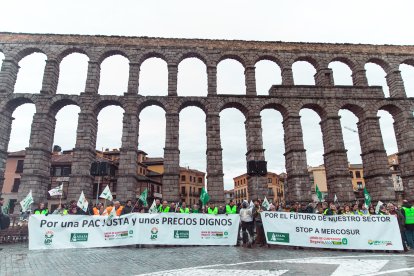 Manifestación a pie y con tractores en el acueducto de Segovia