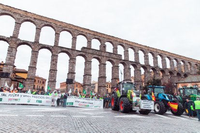 Manifestación a pie y con tractores en el acueducto de Segovia