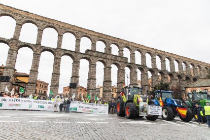 Manifestación a pie y con tractores en el acueducto de Segovia