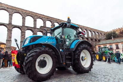 Manifestación a pie y con tractores en el acueducto de Segovia