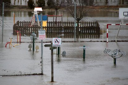 El río Órbigo se desborda a su paso por Cebrones del Río (León).