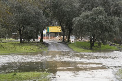 El acceso a la localidad de Requejo (León), inundado por el temporal de lluvias