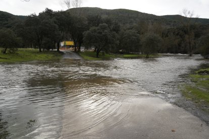 El acceso a la localidad de Requejo (León), inundado por el temporal de lluvias