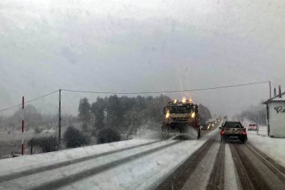 La nieve dificulta el tráfico en la N-630 a la salida de León con la borrasca Marta
