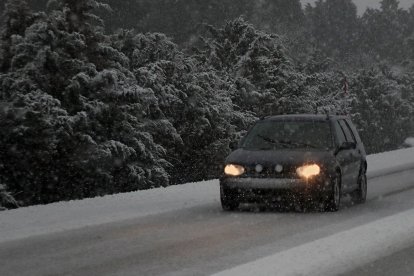 La nieve dificulta el tráfico en la N-630 a la salida de León con la borrasca Marta