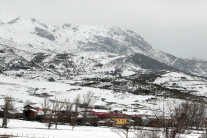 La nieve cubre los valles de la comarca de Arbás, León