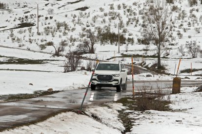 La nieve cubre los valles de la comarca de Arbás, León