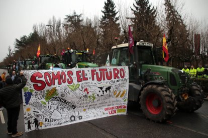Los tractores parten de León para participar en la manifestación del miércoles en Madrid.