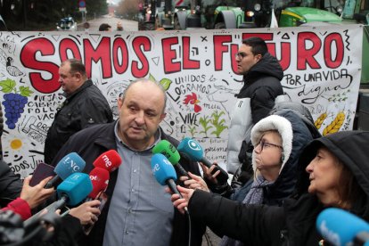 El presidente de la Unión de Campesinos de Castilla y León (UCCL) en León, Juan Antonio Rodríguez, atiende a los medios de comunicación.