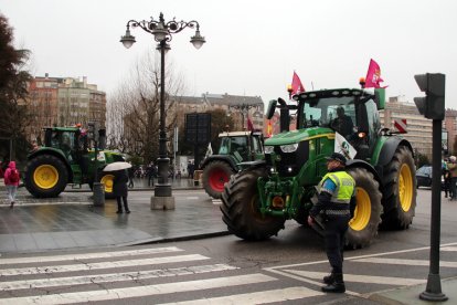 Los tractores parten de León para participar en la manifestación del miércoles en Madrid.