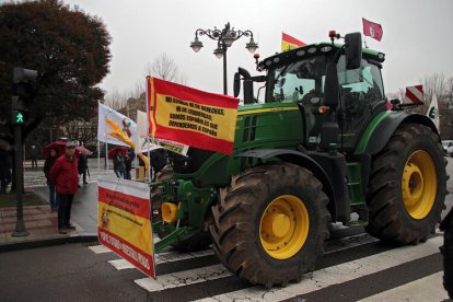 Los tractores parten de León para participar en la manifestación del miércoles en Madrid.