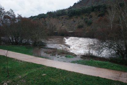 Aumento del caudal del río Sil a su paso por Ponferrada.