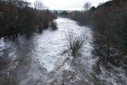 Aumento del caudal del río Sil a su paso por Ponferrada.