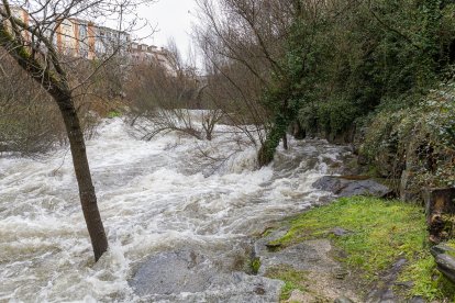 Crecida del Río Eresma en Segovia, a su paso por los molinos, la casa de la moneda y La Fuencisla