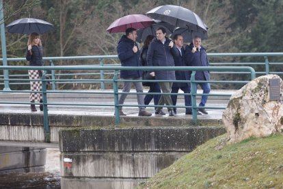Alfonso Fernández Mañueco,  junto al rio Ucero en El Burgo de Osma