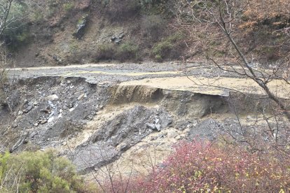 Nuevo derrumbe de rocas y tierra en el acceso a Peñalba de Santiago (León) solo un mes después de su reapertura