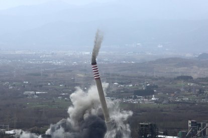Demolición de las chimeneas de la antigua Central Térmica de Compostilla II de Cubillos del Sil (León)
