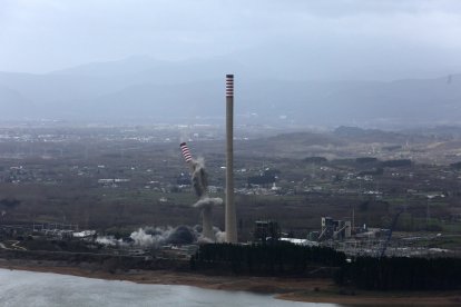 Demolición de las chimeneas de la antigua Central Térmica de Compostilla II de Cubillos del Sil (León)