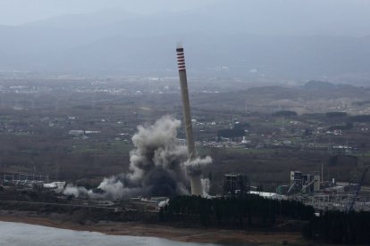 Demolición de las chimeneas de la antigua Central Térmica de Compostilla II de Cubillos del Sil (León)