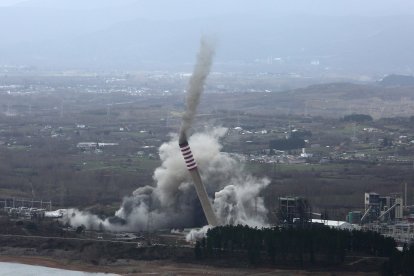 Demolición de las chimeneas de la antigua Central Térmica de Compostilla II de Cubillos del Sil (León)
