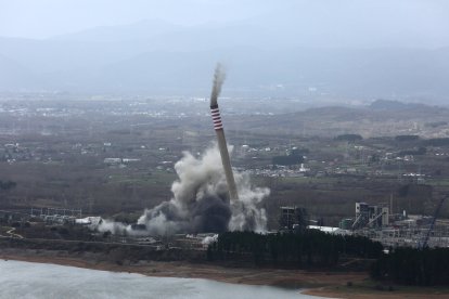 Demolición de las chimeneas de la antigua Central Térmica de Compostilla II de Cubillos del Sil (León)