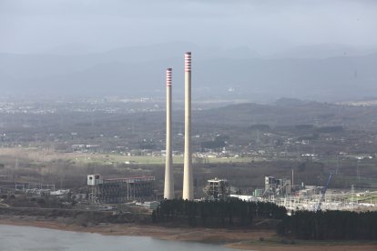 Demolición de las chimeneas de la antigua Central Térmica de Compostilla II de Cubillos del Sil, en León