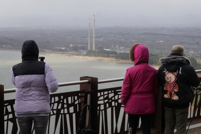 Demolición de las chimeneas de la antigua Central Térmica de Compostilla II de Cubillos del Sil, en León