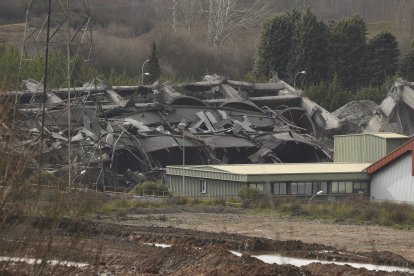 Demolición de las chimeneas de la antigua Central Térmica de Compostilla II de Cubillos del Sil, en León