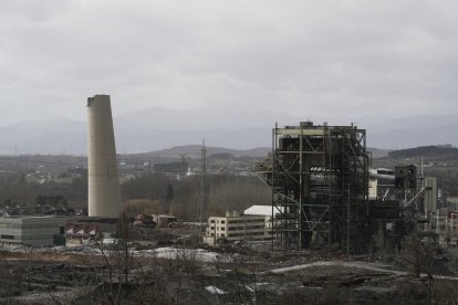 Demolición de las chimeneas de la antigua Central Térmica de Compostilla II de Cubillos del Sil, en León
